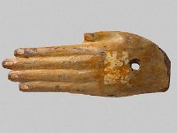 Aeg H 9  Aeg H 9, 18. bis 22. Dynastie, Linke Hand eines Sarges, Sykomorenholz, L 10,8 cm, B 8,3 cm, H 2,7 cm